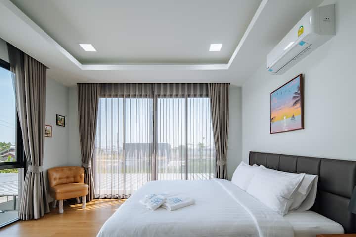 Спалня 2 Kingsize легло, балкон и прозорци пропускат светлина и се наслаждават на гледката, предната веранда - изглед към улицата или към града, страничен прозорец - изглед към басейна