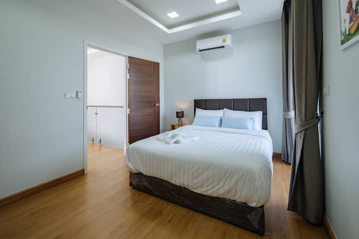 Спалня 3, двойно легло, балкон, отворен към светлина и изглед, задна веранда - изглед към водния канал