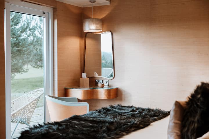 Savuti - יכול להיות סופר קינג או זוגי לפי בקשה עם חדר אמבטיה צמוד עם מקלחת מעל האמבטיה.  עם נוף לפארק. 