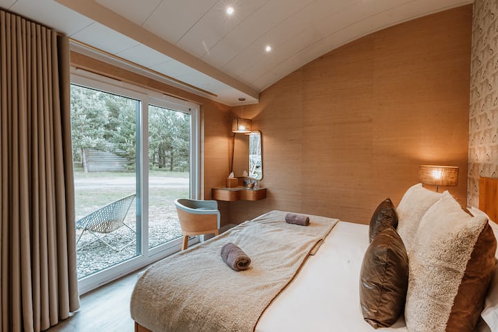 Leopard - יכול להיות סופר קינג או זוגי לפי בקשה עם מקלחת צמודה.  עם נוף למגרש טניס וליער אורנים. 