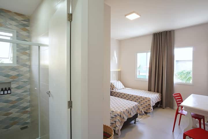 Chumba cha 1 - Kabati, rafu, vitanda 2 vya mtu mmoja, kitanda 1 cha nusu (kwa mtoto 1 hadi miaka 10 bila malipo). Meza ya kazi yenye ufikiaji wa intaneti na kebo na Wi-Fi