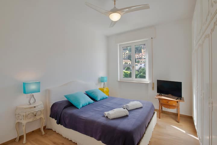 Spavaća soba za dvije osobe s velikim ugrađenim ormarom.