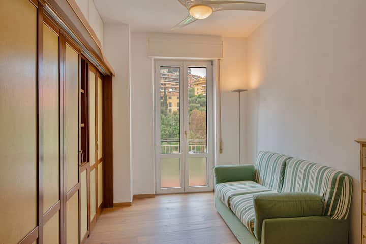 Četvrta spavaća soba s kaučom na razvlačenje i privatnim balkonom.