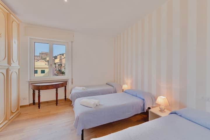 Druga spavaća soba s 3 jednostruka kreveta i pogledom na španjolsku tvrđavu.