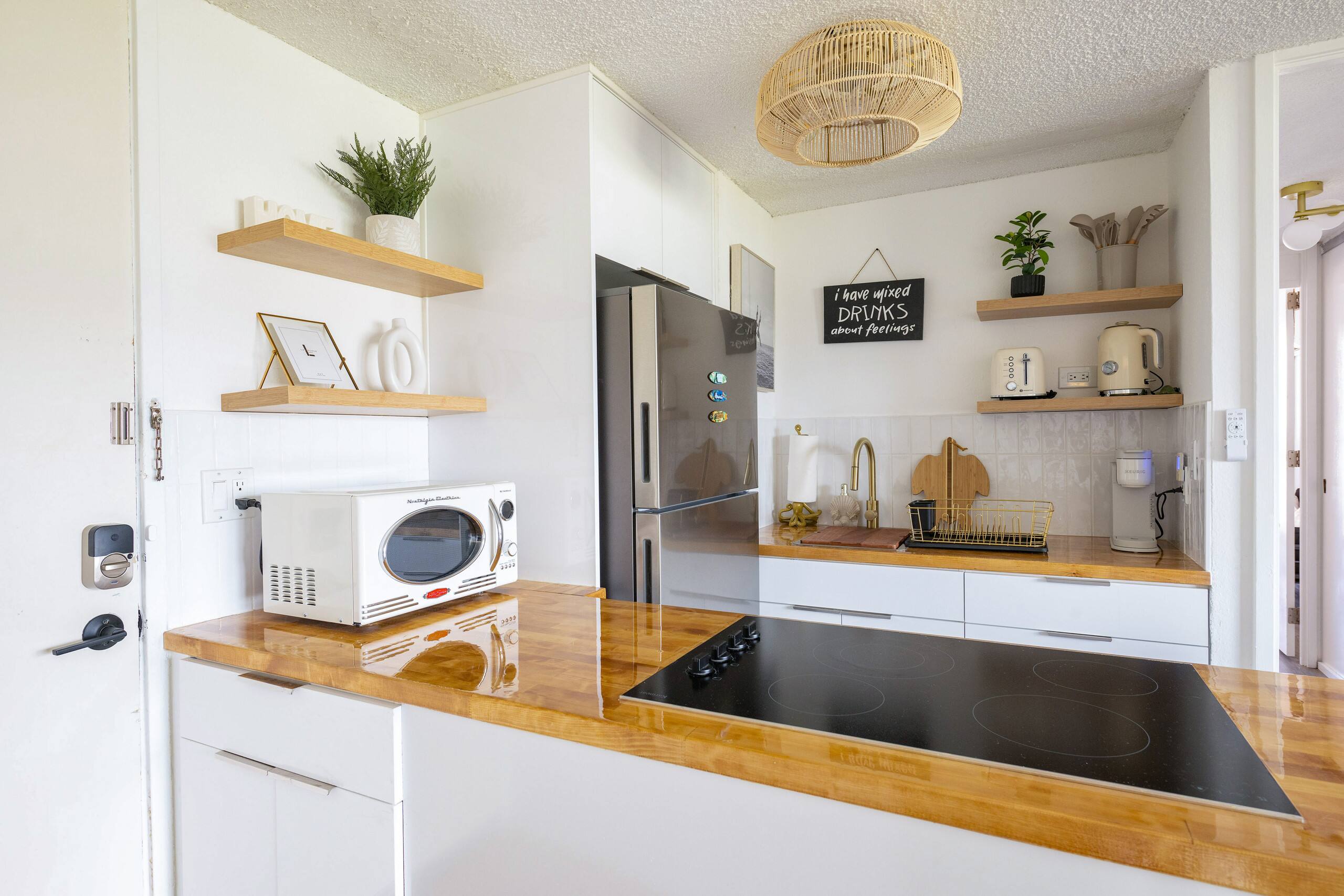 Condo in Honolulu · ★4.84 · 1 bedroom · 4 beds · 1 private bath - Image 25