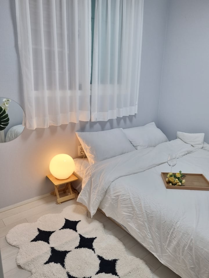 יש 2 חדרי שינה, מיטת קווין סייז ומזרן בקומה נמוכה, כך שמשפחות וקבוצות עם ילדים יכולות להשתמש בו בבטחה.