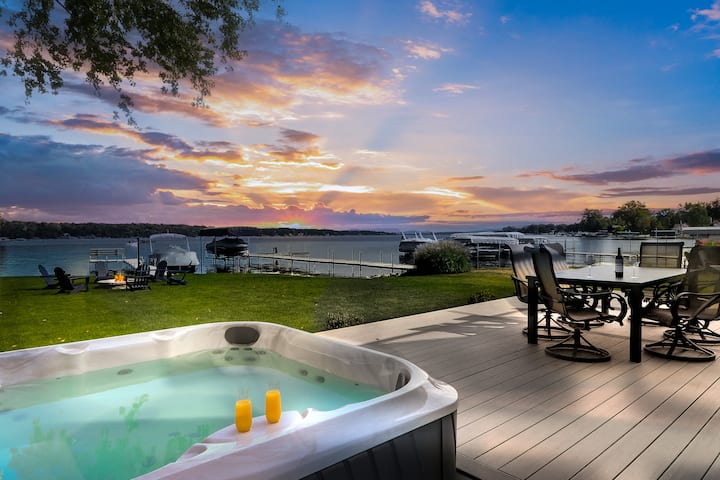 South Shore Retreat: Luxury Lake House - Hot Tub