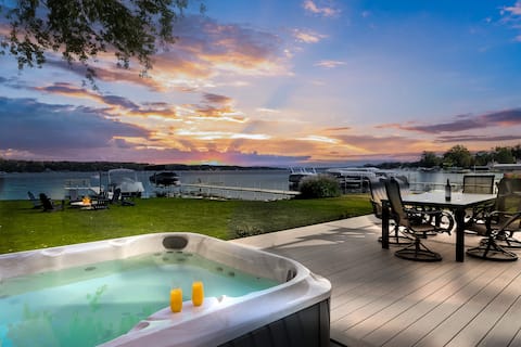 South Shore Retreat: Luxury Lake House - Hot Tub