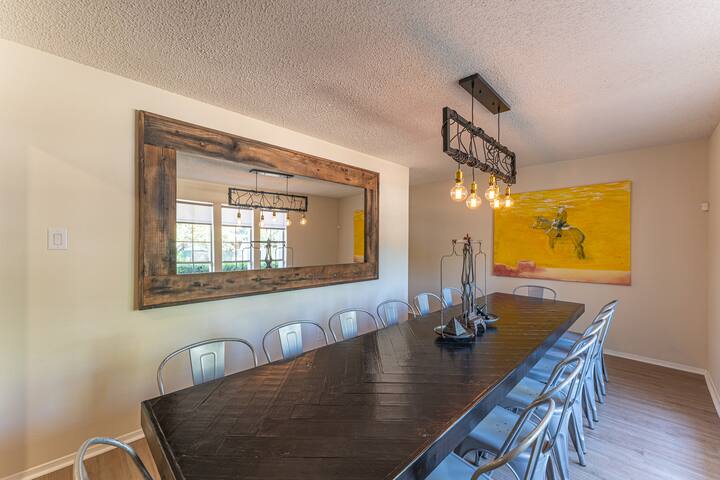 Party Pad! Sleeps 18, Heated Pool, Heart of ATX! gallery image 4