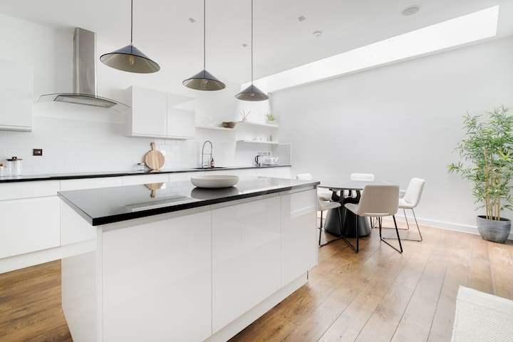 Spectacular luxury Knightsbridge townhouse gallery image 5