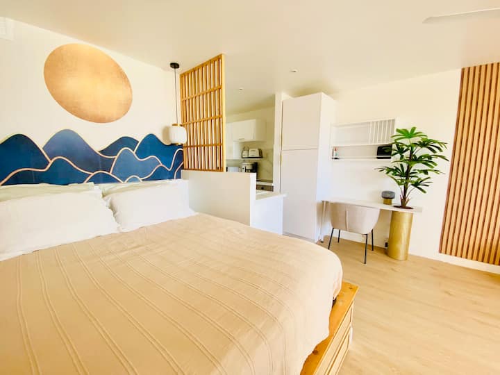 בחדר השינה יש מיטת קווין סייז גדולה, המצוידת במזרן נוח עם כיסוי, מצעים איכותיים וכריות נוספות לשינה חלקה.