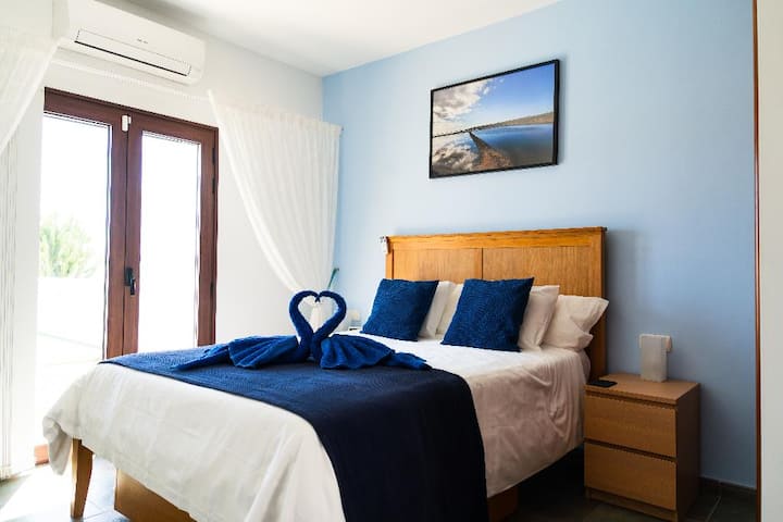 De 'blauwe' slaapkamer gaat naar buiten en biedt een prachtig uitzicht op zee. De slaapkamer is voorzien van airconditioning, horren en een lattengordijn. De UV-beschermingsglas zorgt voor een aangename temperatuur.