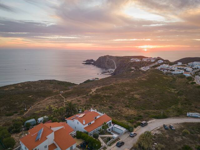 Private room with 1 bedrooms in Aljezur - Living Lodge Portugal - Room w/ Ocean View