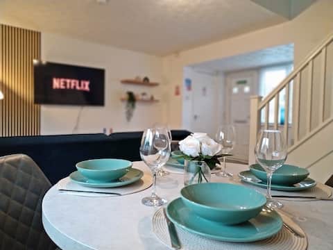 House near M62 and M6- Free parking/fibre Wifi