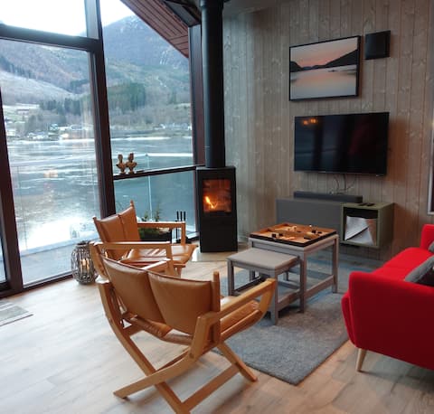 Successful Airbnb property: Newly built waterfront house/cabin by the lake in Sykkylven