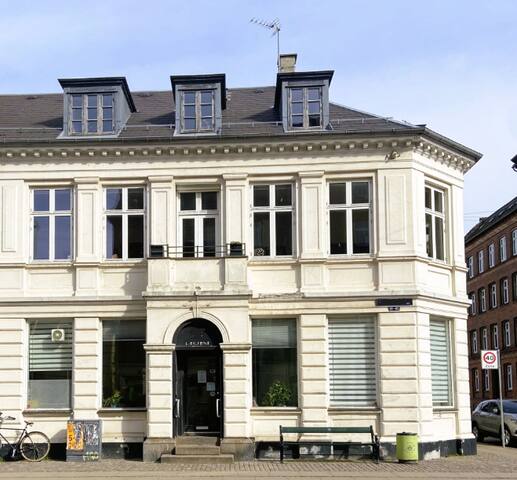 A wonderful jungle inside a charming boho flat gallery image 2