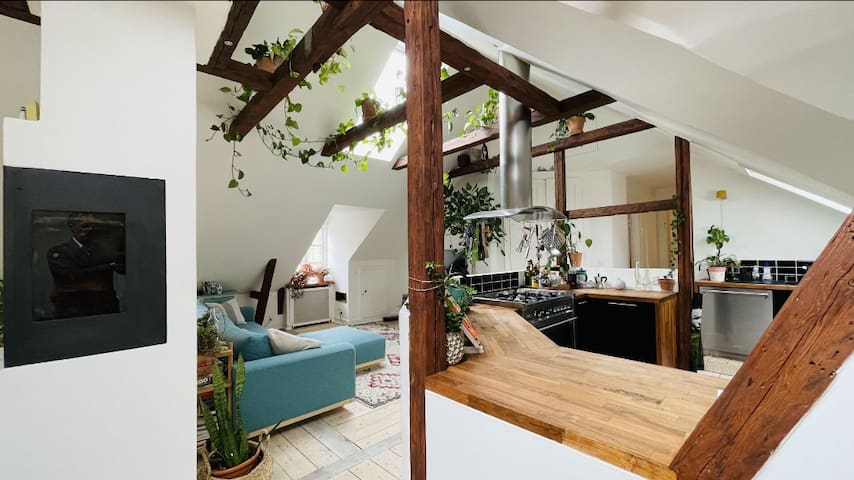 A wonderful jungle inside a charming boho flat