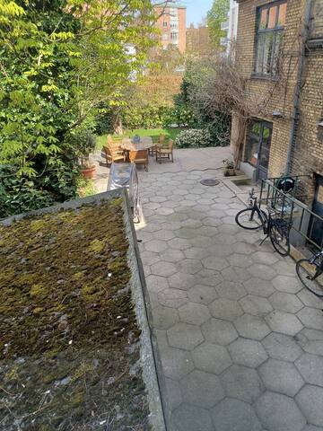 A wonderful jungle inside a charming boho flat gallery image 5