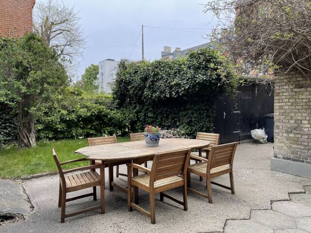 A wonderful jungle inside a charming boho flat gallery image 3