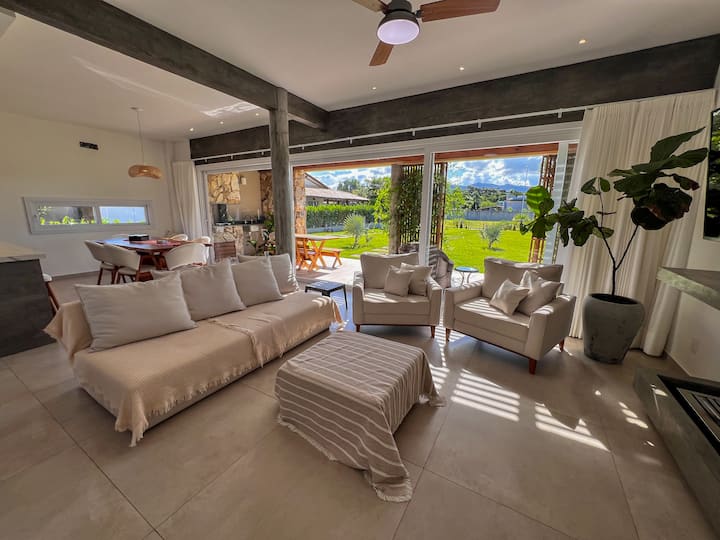 סלון - נוחות בכל עונה: חימום על הרצפה, קמין גז, טלוויזיה 55אינץ' ומאוורר תקרה.