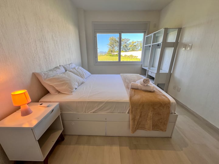 חדר תחתון: מיטת קווין סייז, חלונות עם מסך אוטומטי ו - FECHAMNETO, מיזוג אוויר, חימום רצפה ומרחב לבגדים.
