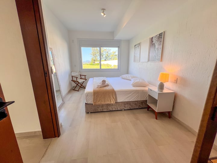 סוויטה תחתונה: מיטת קינג סייז, חלונות עם מסך אוטומטי ו - FECHAMNETO, מיזוג אוויר, חימום רצפה, מראה גדולה ומרחב לבגדים.