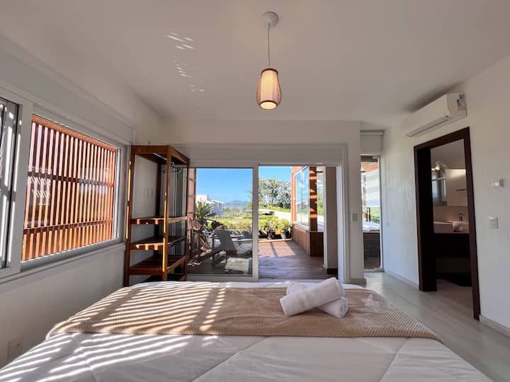 נוחות מקסימלית בסוויטה הראשית: מיטת קינג סייז, חלונות עם מסך ו - FECHAMNETO אוטומטי, מיזוג אוויר, חימום רצפה, מרחב בגדים, חדר רחצה עם כיור אישי וחיבור חכם לג'קוזי. 