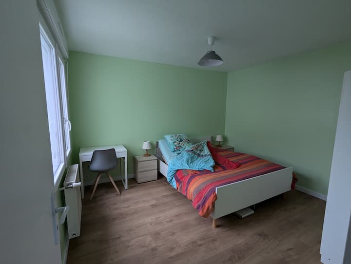 Spálňa s manželskou posteľou (160 x 200) s elektrickou pružinou pri hlave a nohami, ktorú je možné oddeliť na 2 lôžka (80 x 200).