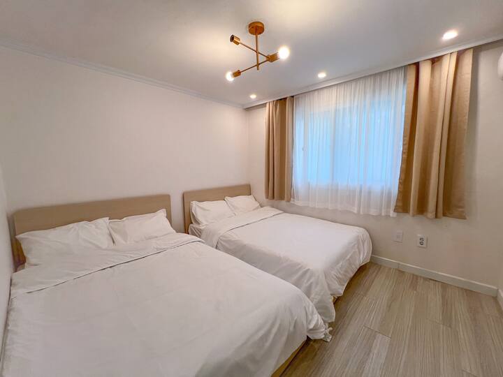 Ci sono 2 letti matrimoniali, biancheria da letto dell'hotel, condizionatore d'aria, tende oscuranti, appendiabiti e appendiabiti. 