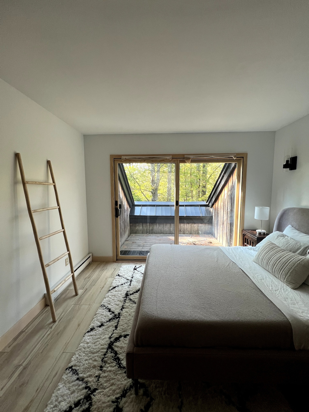 Ზემოთ საძინებელში არის ორადგილიანი საწოლი მყარი მეხსიერების ქაფით და პლუშის ზედაპირით. Ამ ოთახს აქვს ექსკლუზიური წვდომა მე-3 სართულის მოსასვენებელ სივრცეზე, ტყავის სკამზე და 2 ერთადგილიანი გასაშლელი დივანი. Ადაპტირებულია კიბის მეშვეობით.
Ოთახში, ასევე, არის ცალკე ტერასა.