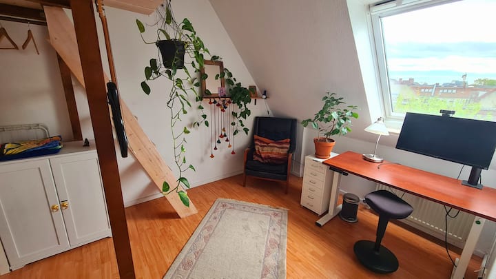 Ოთახი ზემოთ, სიმაღლით რეგულირებადი სამუშაო მაგიდით და ტყავის მყუდრო სავარძლით.