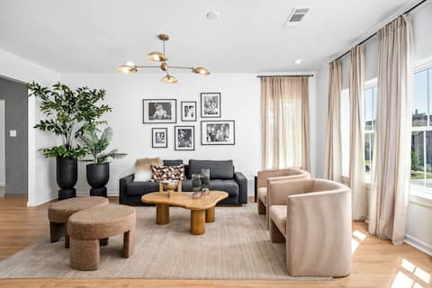 Downtown 8 min • Sleeps 20 • Spa Lounge •Gated PKG