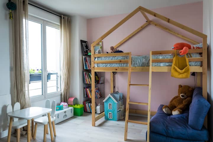 Dhomë fëmijësh me krevat kabine (krevat tek). 
Ka gjithashtu një dyshek krevati (70x140x25) që mund të vendoset në dysheme. 
Ka shumë lodra dhe libra të disponueshëm! 