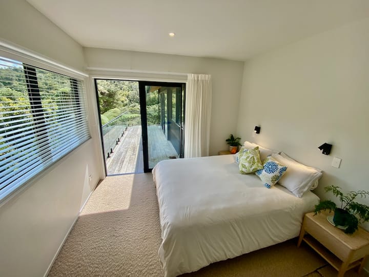 Una habitación muy tranquila y silenciosa con persianas opacas, baño privado, vestidor,  monte Karioi y vistas a los arbustos.