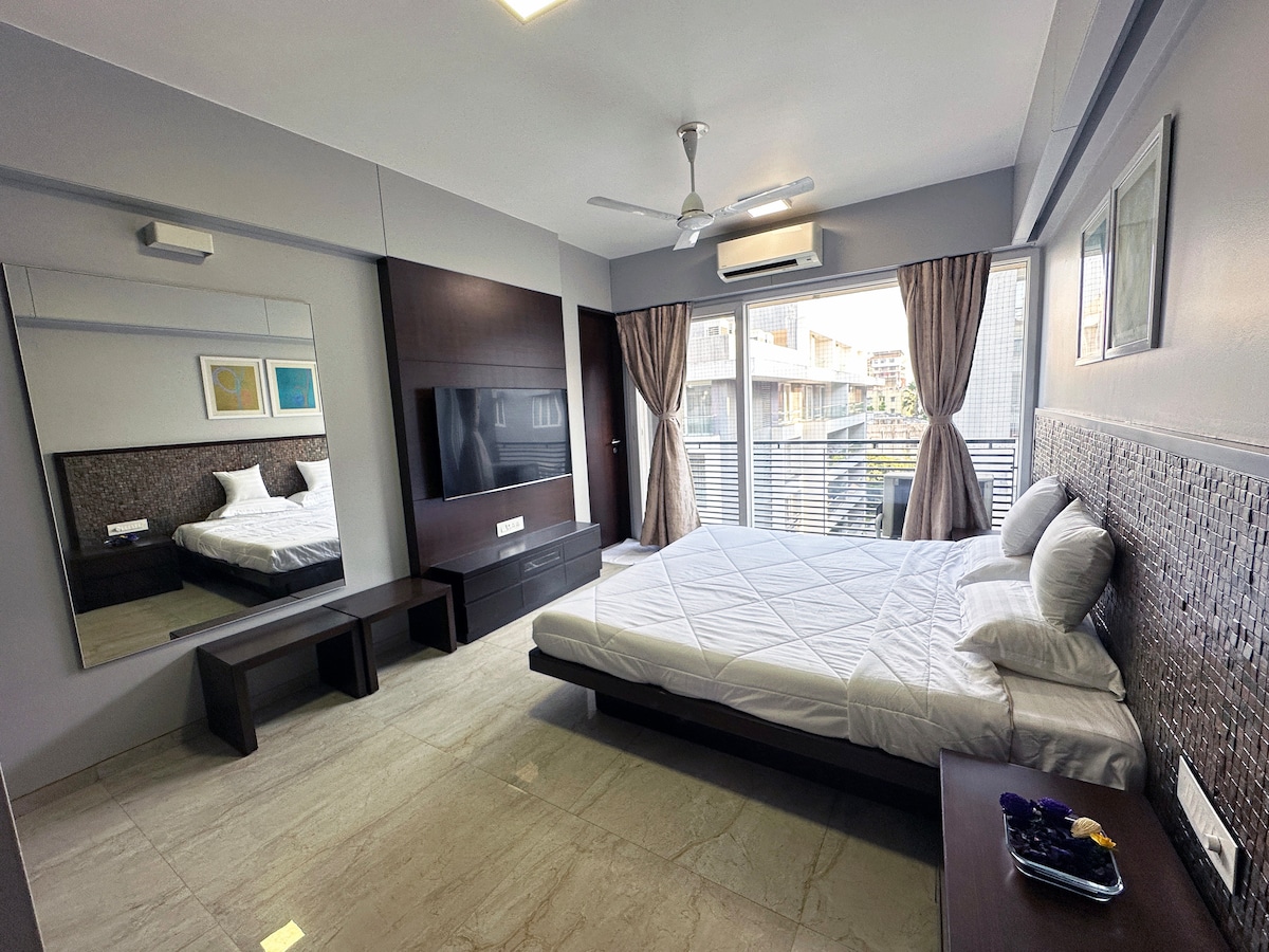 Удобна, стилска и практична спална соба со сопствен апартман. Собата има телевизор со рамен екран со добра големина, електрични приклучоци, великодушна гардероба и балкон кој обезбедува многу светлина.