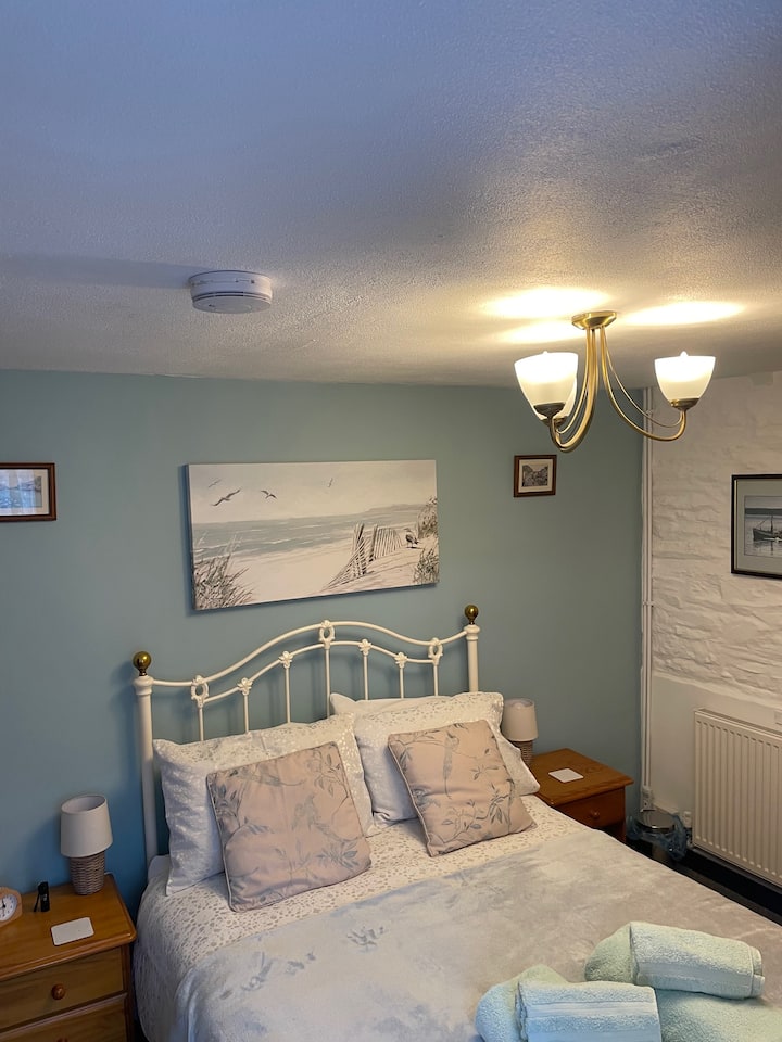 تستفيد غرفة النوم من مرتبة أوريجين هايبرد جديدة تمامًا (25 يناير). يحتوي على مساحة لسرير سفر مع إزالة إحدى الطاولات بجانب السرير. (يمكننا توفير سرير سفر بدون فراش إذا لزم الأمر.)