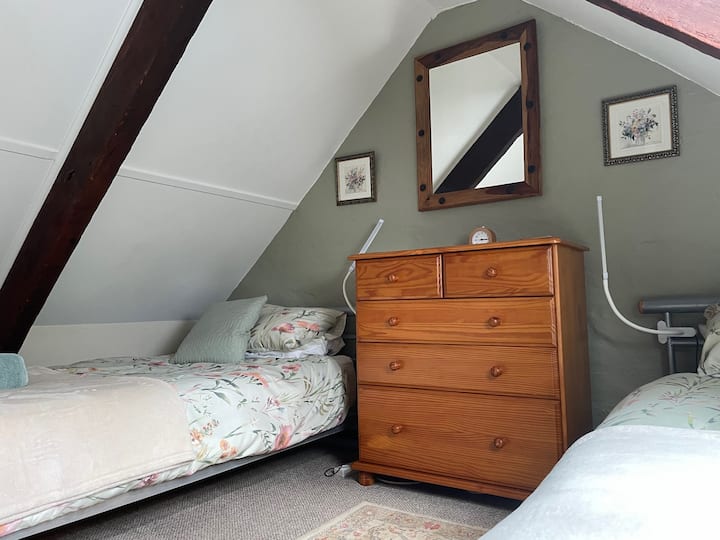 تحتوي غرفة النوم 2 على سريرين مفردين وصندوق كبير من الأدراج وقضبان معلقة للملابس ولكنها موضوعة في الحواف  بحيث يكون ارتفاعها مقيدًا فوق الأسرّة. تحتوي الغرفة أيضًا على نافذة سقف فيلكس مع ستارة مدمجة