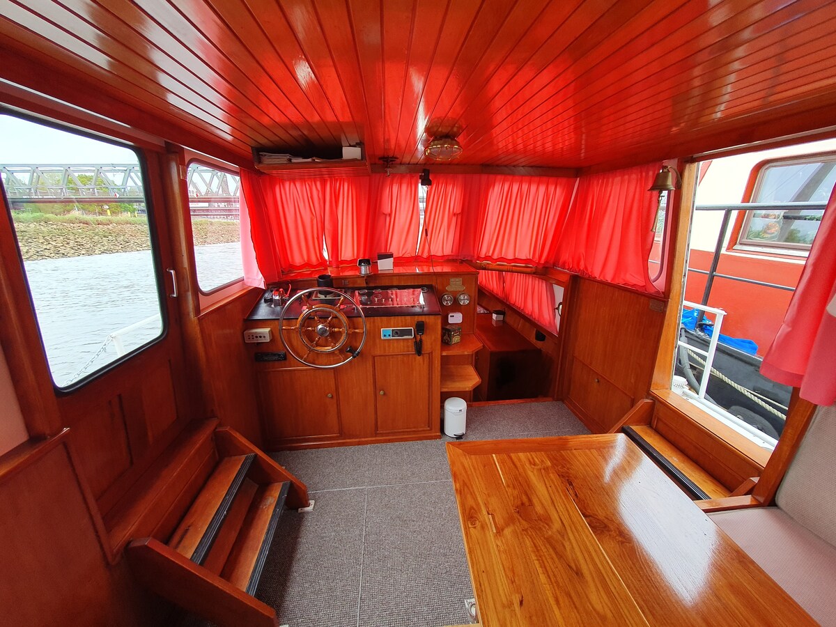 Popular Airbnb listing: "Kalle" beautiful motorboat as a small apartment in Walle