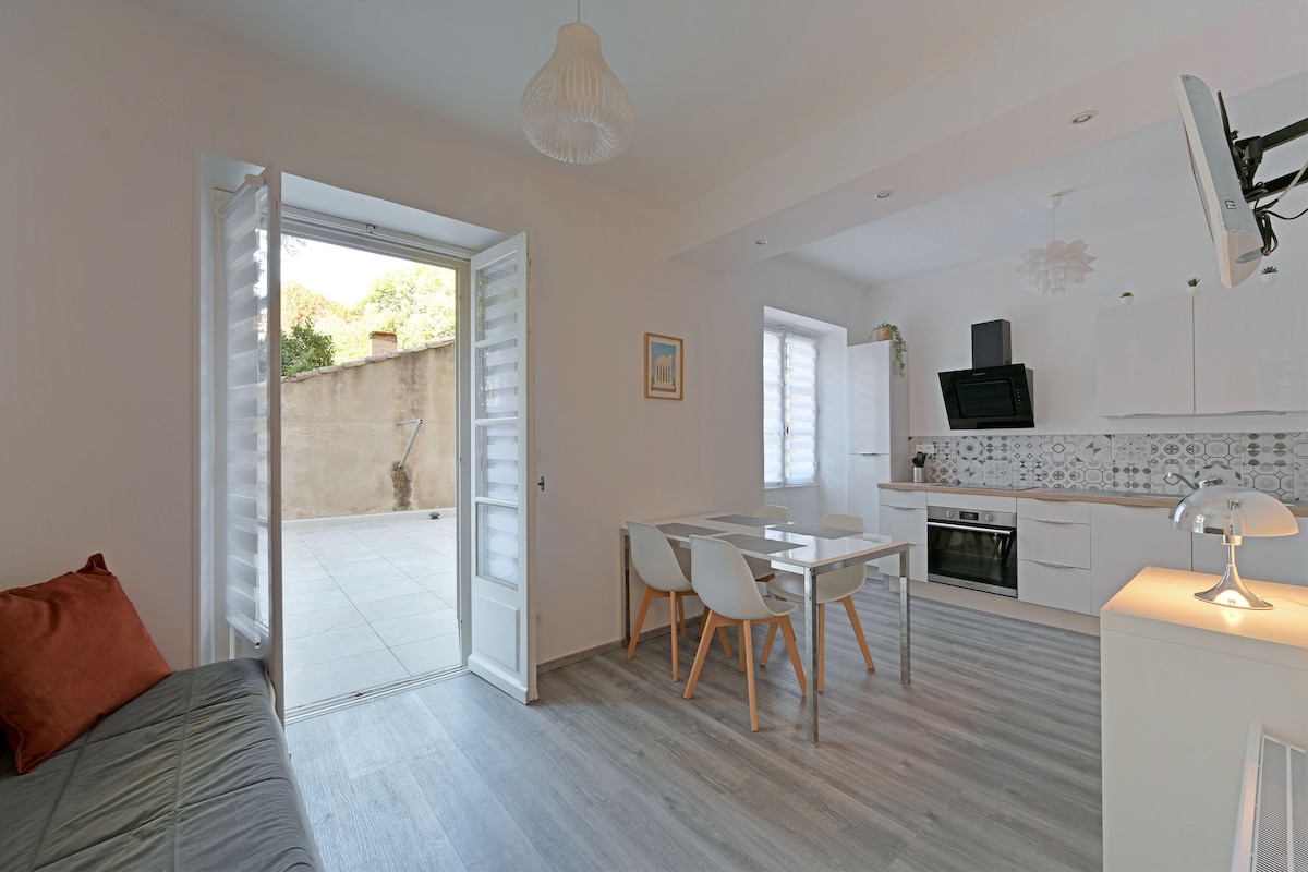 Successful Airbnb property: Cozy apartment in the city center in Nîmes