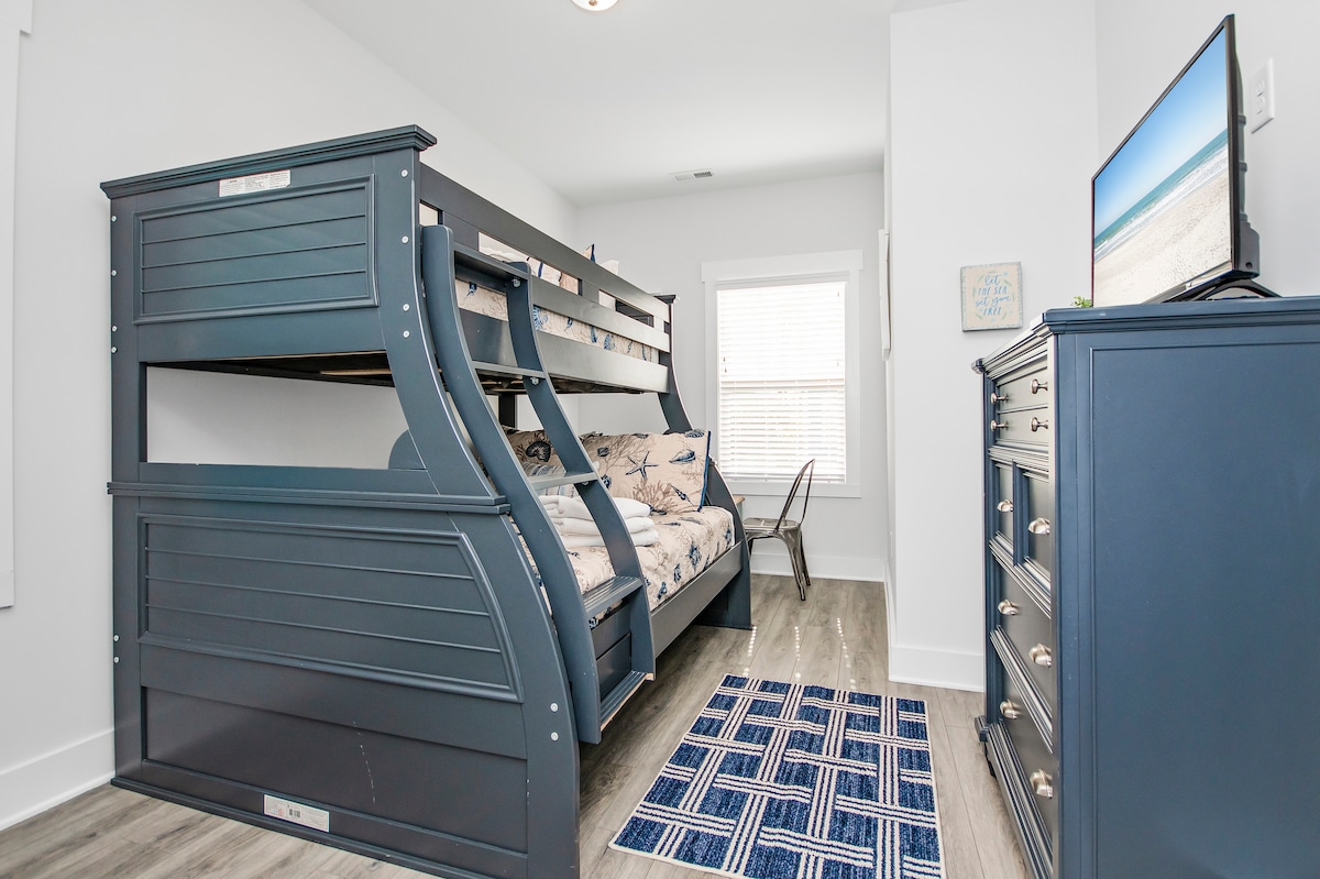 Ამ საძინებელში არის ორადგილიანი ორსართულიანი საწოლი, რომელიც იდეალურია ოჯახებისთვის ან ჯგუფებისთვის. Გამძლე ჩარჩო და კომფორტული თეთრეული იდეალურია როგორც ბავშვებისთვის, ისე ზრდასრულებისთვის დატვირთული დღის შემდეგ განტვირთვისთვის.