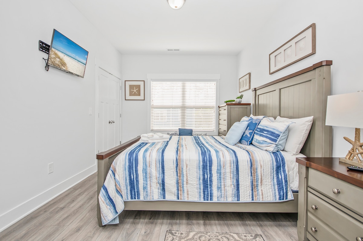 Დაიძინეთ მშვიდად ამ მიმზიდველ საწოლში, რომელიც გარშემორტყმულია დამამშვიდებელი დეკორითა და ბუნებრივი განათებით. Ეს ნათელი და ჰაეროვანი საძინებელი გთავაზობთ მშვიდ დასვენებას დატვირთული დღის შემდეგ.