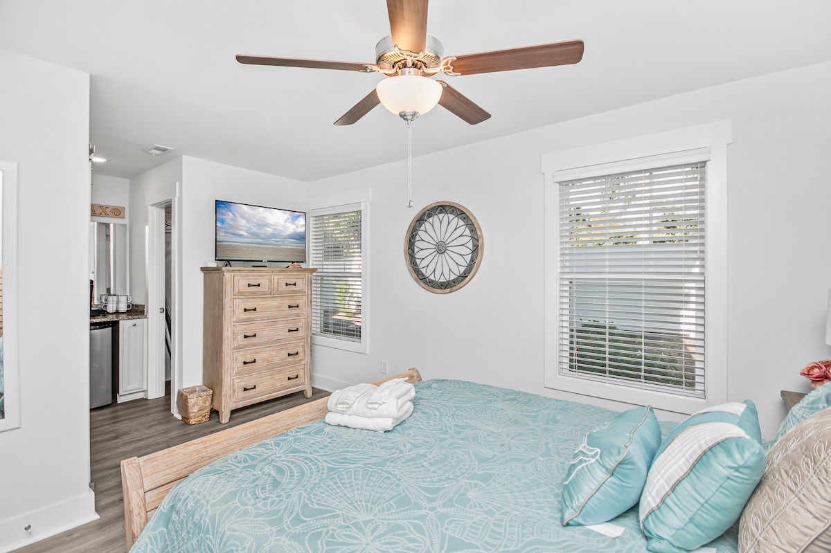 Დაისვენეთ ამ ფართო საძინებელში კომფორტული ორადგილიანი საწოლით, ხის დახვეწილი ავეჯითა და ბრტყელეკრანიანი ტელევიზორით - იდეალურია მყუდრო ღამის გასატარებლად ახლომდებარე ღირსშესანიშნაობების დათვალიერების შემდეგ.