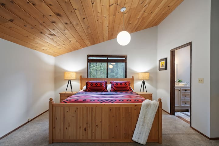 Vstúpte do hlavného apartmánu, priestranného podkrovia na poschodí navrhnutého na oddych. Toto príjemné útočisko ponúka pohodlnú manželskú posteľ King, vlastnú kúpeľňu a útulný priestor na posedenie.
