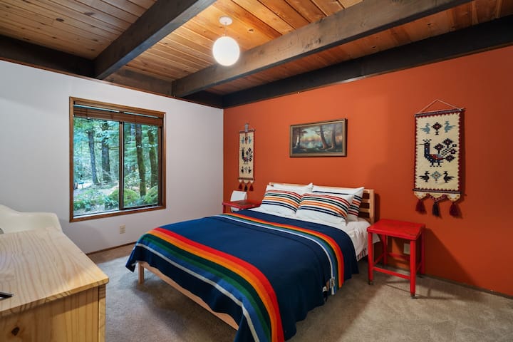 Odpočívajte na hlavnom poschodí v plyšovej manželskej posteli v mäkkej, útulnej posteľnej bielizni, ktorá zaisťuje pokojný nočný spánok. Perfektné miesto na načerpanie nových síl po dni dobrodružstva.