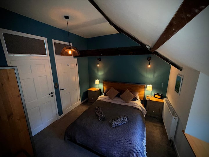 Chumba cha 2 cha kulala. Kitanda cha ukubwa wa kifalme. Ensuite. Radiator na double glazed. Mwonekano mzuri. Mwangaza wa hisia. Kabati na droo. Soketi karibu na kitanda. Redio ya TV na Roberts DAB. Taulo za kuogea. Kipasha joto cha ziada na feni. Kioo cha urefu kamili.