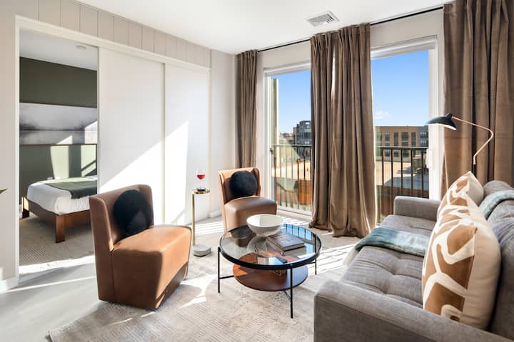 Ნათელი და ჰაეროვანი საცხოვრებელი სივრცე იატაკიდან ჭერამდე აწვდენილი ფანჯრებითა და მყუდრო დასაჯდომით.

