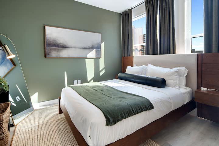 Მიწიერი მწვანე აქცენტის კედელი და ფენიანი თეთრეული ქმნის დამამშვიდებელ, ბუნებით შთაგონებულ დასვენებას.

