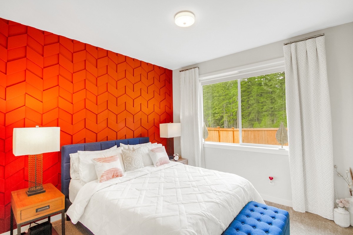 Escápate del ajetreo y relájate en este tranquilo dormitorio. Disfruta de los sonidos relajantes de la fuente de agua y del ambiente tranquilo creado por la gran ventana con vistas a la exuberante vegetación. Sumérgete en el lujoso colchón de espuma para un sueño verdaderamente reparador