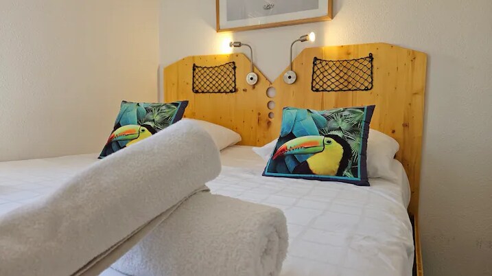 Una habitación acogedora y elegante con una cama grande y cómoda, perfecta para noches tranquilas. Decorada en un estilo moderno y depurado, ofrece un ambiente suave y relajante, ideal para relajarse y recargar energías.