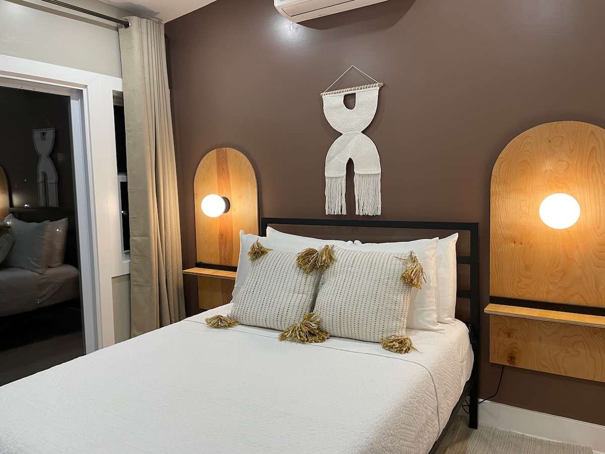 זהו חדר שינה פרטי ומאובטח - תיהנו מלילות נינוחים במיטה בגודל מלא זו